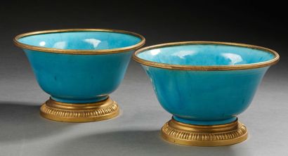 CHINE, XVIIIe siècle Paire de coupe en porcelaine à glaçure bleuturquoise, le bord...