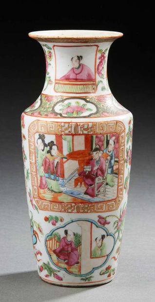 CHINE, vers 1900 Vase balustre à col évasé en porcelaine à décor, polychrome et or...