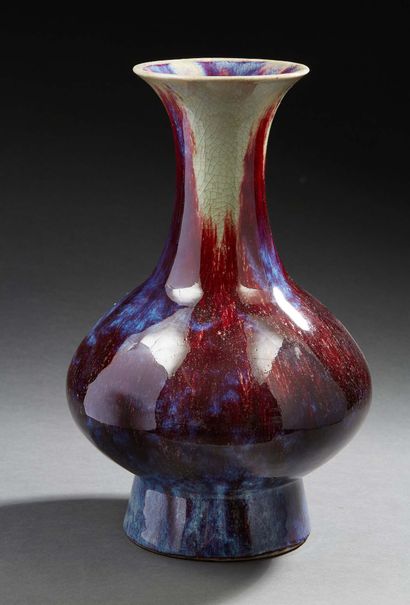 CHINE, XIXe siècle Vase balustre à panse légèrement évasée en porcelaine à décor...