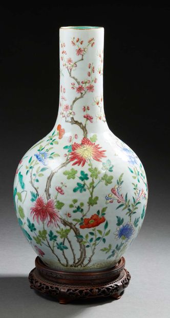 CHINE, XIXe siècle Grand vase bouteille en porcelaine décoré en émaux de la famille...