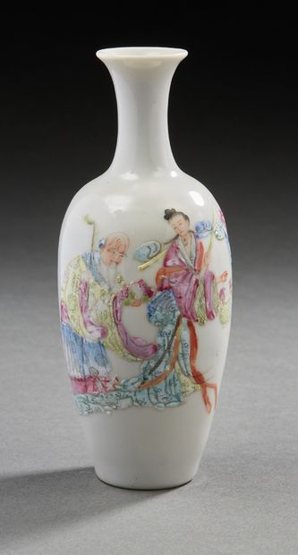 CHINE, Période République Vase de forme ovoïde à long col en porcelaine et émaux...
