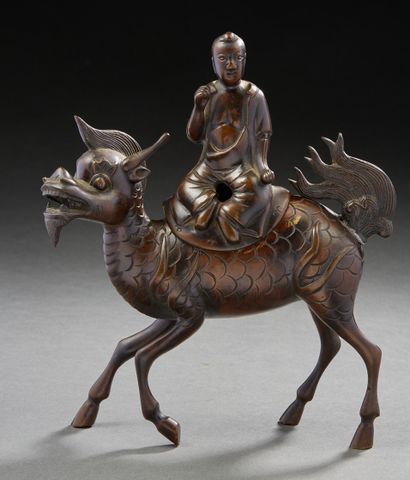 CHINE, XIXe siècle Brûle parfum en bronze de patine cuivrée figurant un sage sur...