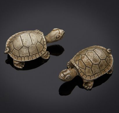 CHINE Deux petites tortues en métal argenté.
L. : 5 cm