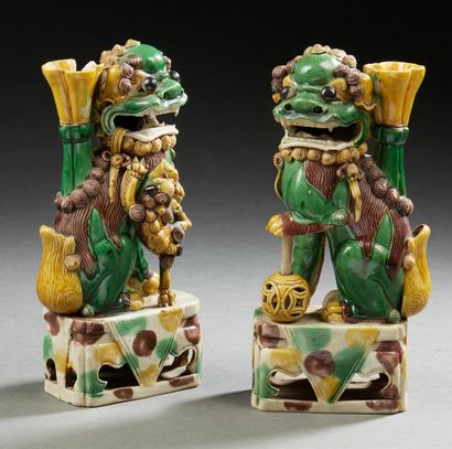 CHINE, Epoque Kangxi (1662-1722) Paire de lions bouddhiques en biscuit et émaux sancai...