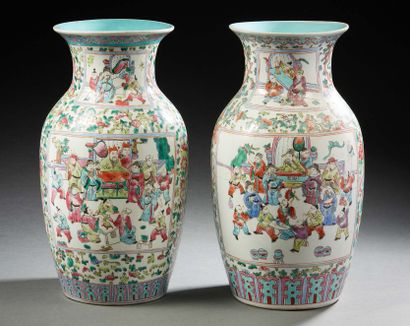 CHINE, XXe siècle Paire de vases en porcelaine, au décor polychrome de scènes de...