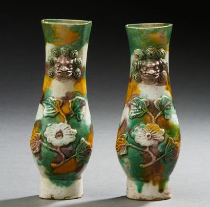 CHINE, Période Kangxi (1661-1722) Paire de vases d'appliques de forme balustre, en...