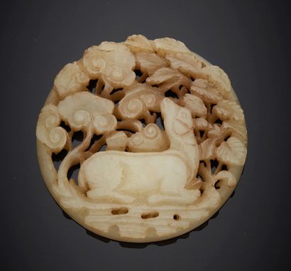 CHINE, XIXe siècle Pendentif circulaire en jade céladon à décor ajouré d'un daim...