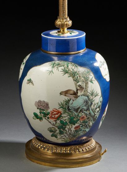 CHINE première moitié du XIXe siècle Grand vase couvert en porcelaine à décor de...