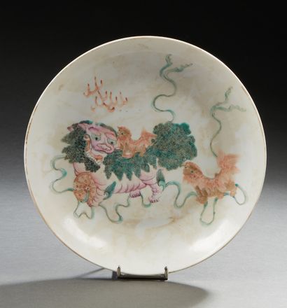 CHINE, seconde moitié du XXe siècle Plat creux en porcelaine à décor polychromes...