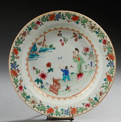 CHINE, XVIIIe siècle Assiette en porcelaine à décor en émaux de la famille rose,...