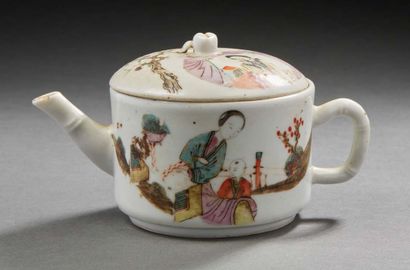 CHINE, Période Tongzhi (1861-1875) Théière en porcelaine et émaux de la famille rose...