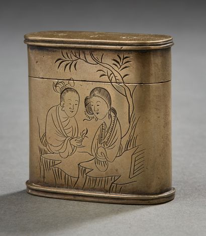 CHINE, vers 1900 Petite boite en métal à décor incisé d'une scène galante.
H. : 4,5...