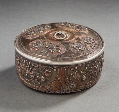 CHINE DU SUD, vers 1900 Boîte couverte ou diffuseur à parfums en argent à décor en...
