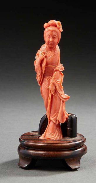 CHINE, vers 1920 Sujet en corail peau d'ange, représentant une divinité féminine...