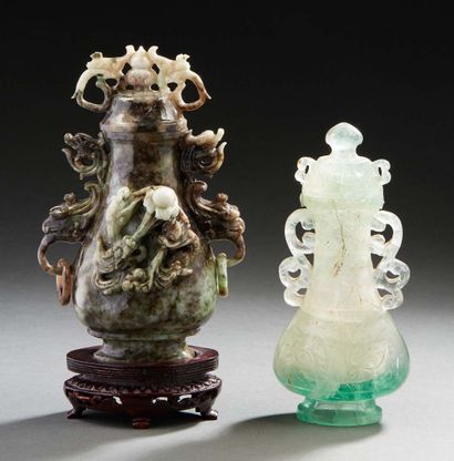 CHINE, vers 1900 Deux vases couverts en quartz vert, l'autre en jade de honan.
H....