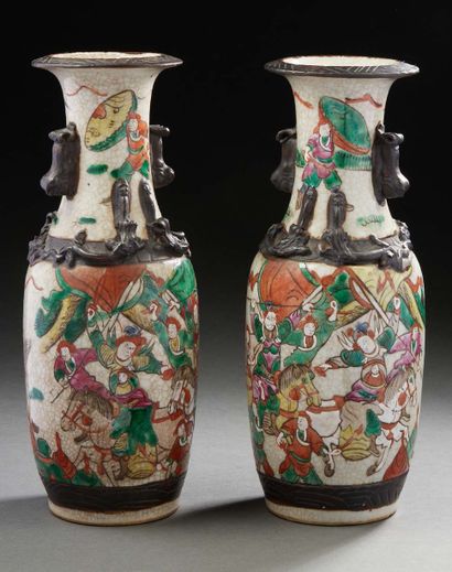 CHINE, vers 1900 Paire de vases en grès à décor polychrome de guerriers sur fond...