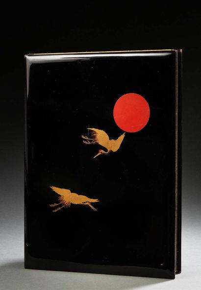 JAPON, XXe siècle A décor laqué or et rouge de grues en vol et soleil levant
Dim....