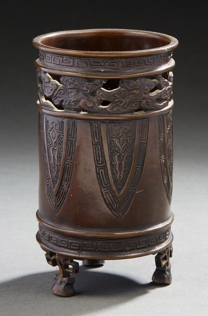 JAPON, Période Meiji Petit brûle-parfum tripode en bronze, de patine médaille à décor...