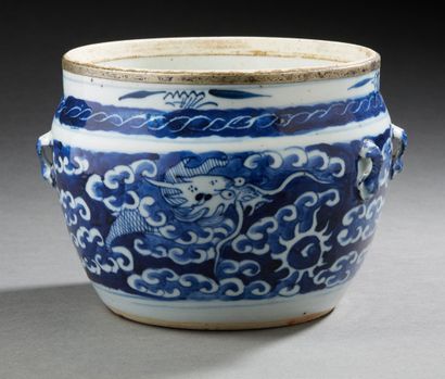 CHINE, fin XIXe siècle Cache pot en céramique émaillée bleu et blanc à décor de dragons...