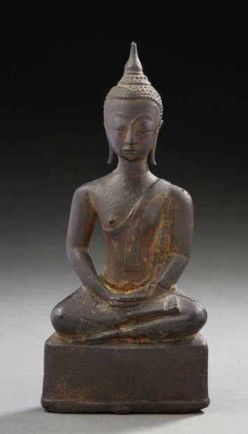 BIRMANIE, XVIIIe siècle Bouddha assis en méditation, les yeux miclos, les longues...
