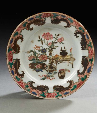 CHINE, XVIIIe et XXe siècle Deux porcelaines et émaux de la famille rose, une assiette...