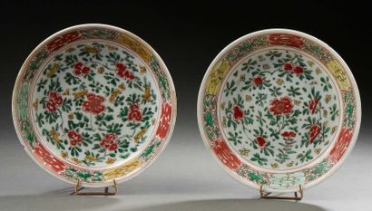CHINE, période Kangxi Paire d'assiettes en porcelaine à décor de motifs floraux corail,...