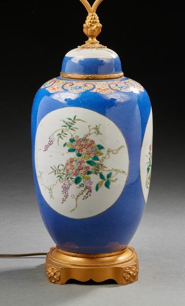CHINE, XVIIIe siècle Potiche couverte en porcelaine bleu poudré à décor de trois...