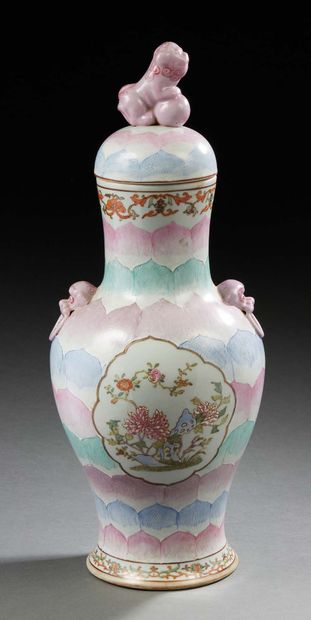 CHINE, XXe siècle Vase en porcelaine et émaux de la famille rose, à décor de médaillons...