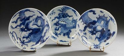 VIETNAM, fin XIXe siècle Trois coupes en porcelaine bleu blanc à décor d'un dragon...