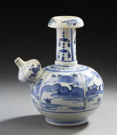 JAPON, Arita XVIIIe siècle Kendi en porcelaine à décor en bleu sous couverte de scènes...