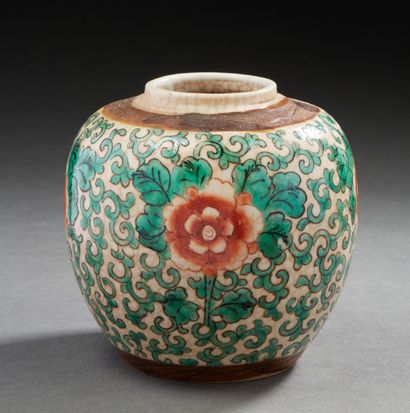 CHINE, XIXe siècle Petit pot sphérique en grès à décor de rinceaux de pivoines corail...