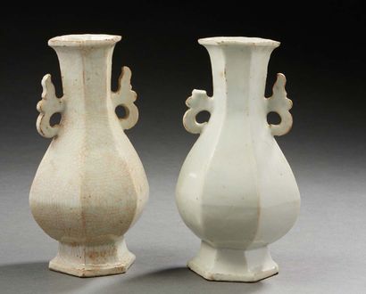 CHINE, XVIIIe - XIXe siècle Paire de vases de forme hexagonale émaillée crème.
Le...