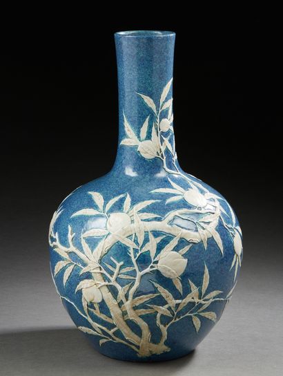 CHINE, XIXe siècle Vase Tianqiuping à long col en porcelaine à glaçure mouchetée...