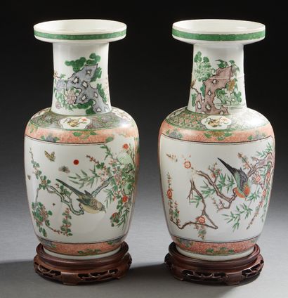 CHINE, XXe siècle Paire de vases de forme balustre en porcelaine et émaux de style...