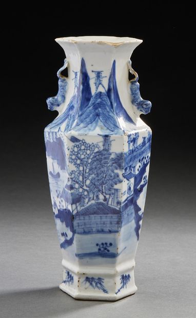 CHINE DU SUD, vers 1900 Vase de forme hexagonale à décor d'une cité lacustre, le...