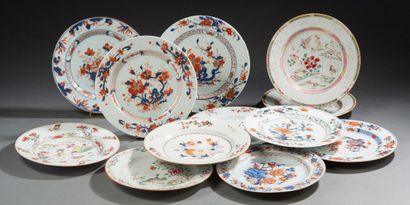 CHINE, XVIIIe siècle Ensemble de douze assiettes en porcelaine à décor de fleurs...