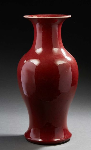CHINE, vers 1900 Vase balustre en porcelaine et émail sang de boeuf.
H. : 42,5 c...