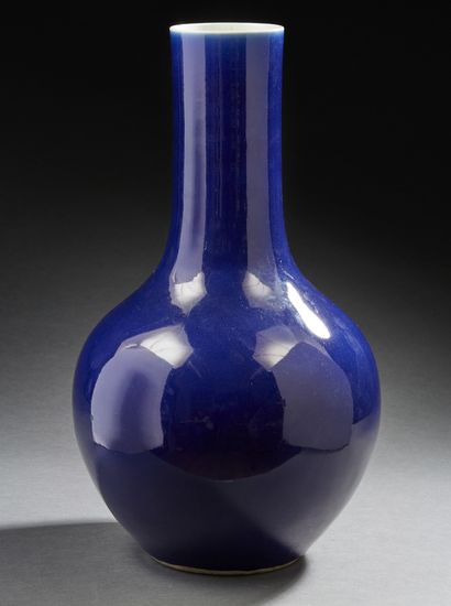 CHINE, XIXe siècle Grand vase bouteille « tianqiuping » en porcelaine et émail monochrome...