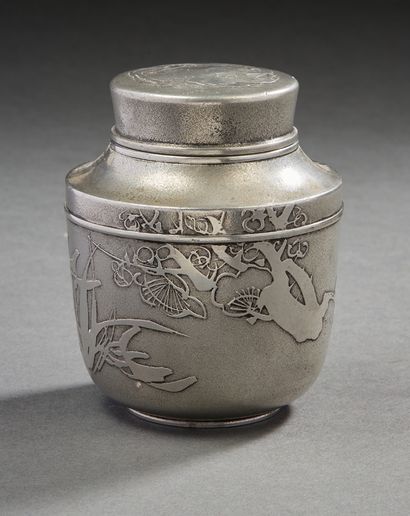 CHINE, vers 1920 Boîte à thé en métal à décor incisé de motifs végétaux et branches...