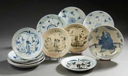 CHINE, XVIIIe - XIXe siècle Ensemble de onze petites assiettes en porcelaine bleu-blanc...