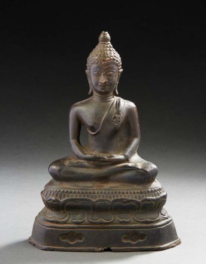 THAÏLANDE, XXe siècle Bouddha en bronze assis en méditation.
H. : 25 cm