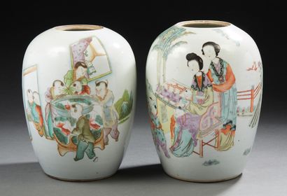 CHINE, Fin XIXe début XXe siècle Deux pots à gingembre ovoïdes, à décor en émaux...