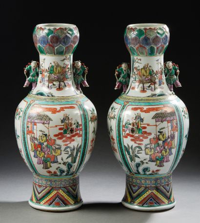 CHINE, Fin XIXe siècle Chine, fin XIXe siècle,
Paire de grands vases en porcelaine...