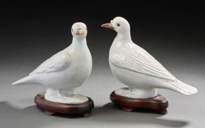 CHINE, XVIIIe siècle Paire de colombes en porcelaine dite “Blanc de
Chine”.
14,5...