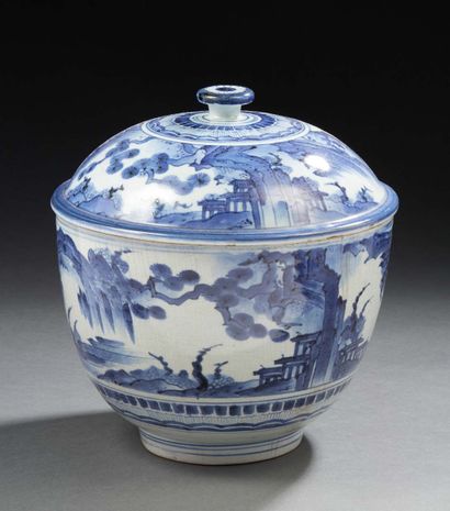 CHINE, Fin XIXe siècle Pot couvert en porcelaine bleu blanc à décor d'habitation...