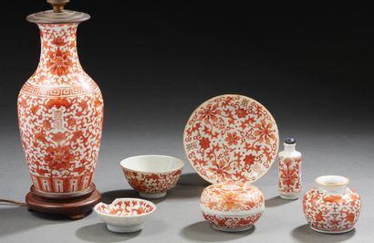 CHINE, Fin du XIXe siècle Ensemble de sept porcelaine à décor corail.
H. : 38 à 4...