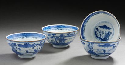 VIETNAM, Fin XIXe siècle Ensemble de quatre bols en porcelaine bleu blanc cerclés...