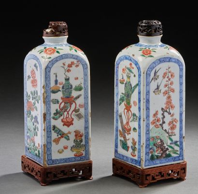 CHINE, Epoque Kangxi (1662-1722) Paire de flacons en porcelaine et émaux de la famille...