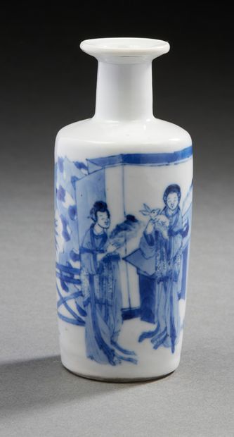CHINE, XVIIIe siècle Vase de maîtrise de forme rouleau en porcelaine émaillée bleu...