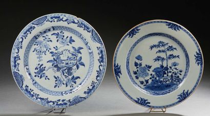 COMPAGNIE DES INDES, XVIIIe siècle Deux plats en porcelaine bleu blanc à décor de...